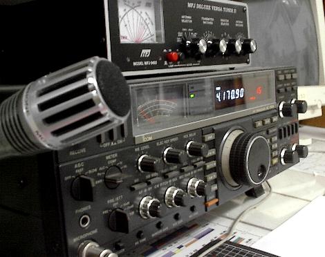 Amateur radio transceiver with microphone