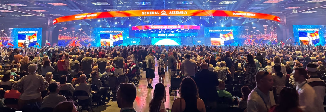Huge crowd of Nazarenes inside a large convention at a recent General Assembly